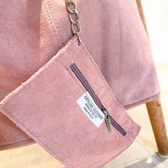 Close up billede af rosa ruskindtaske med pung i kæde